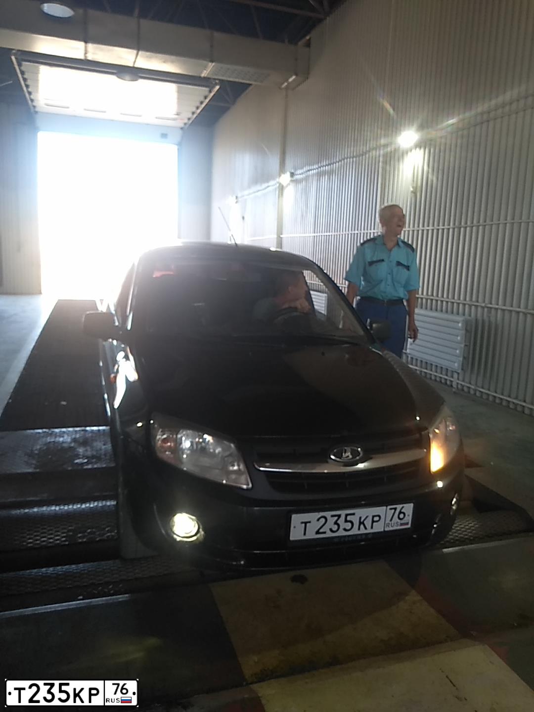 Фото автомобиля LADA 2190 GRANTA, 2014 — госномер Т235КР76. Цвет: ЧЕРНЫЙ