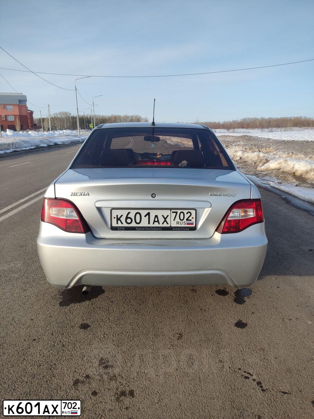 Фото автомобиля DAEWOO NEXIA, 2012 — госномер К601АХ702. Цвет: Серебристый