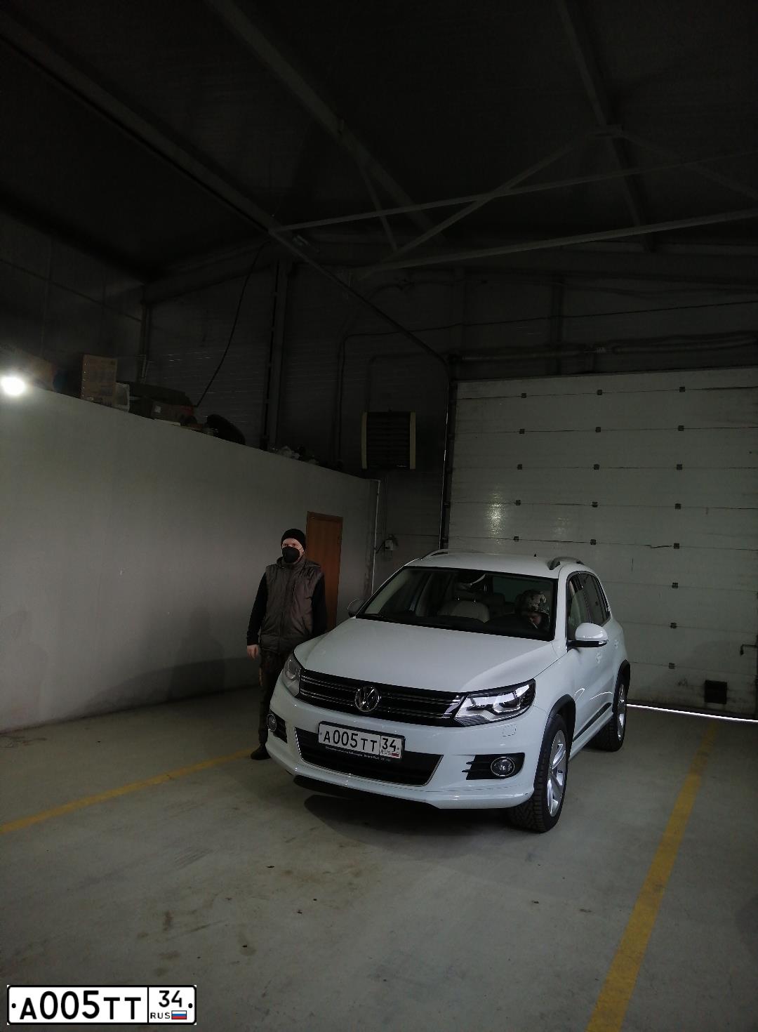 Фото автомобиля TOYOTA CAMRY, 2014 — госномер Е010ВТ08. Цвет: ЧЕРНЫЙ МЕТАЛЛИК