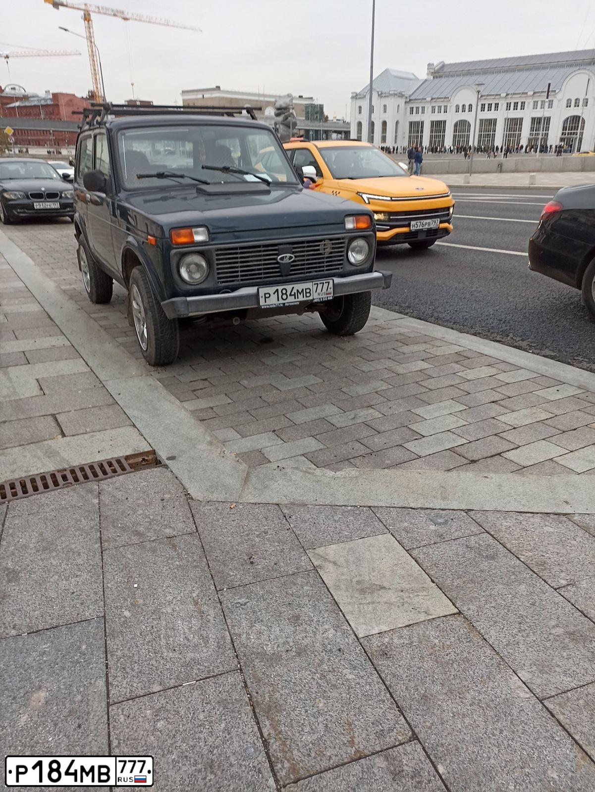 Фото автомобиля LADA 2121 NIVA, 2014 — госномер Р184МВ777. Цвет: ЗЕЛЕНЫЙ ТЕМНЫЙ
