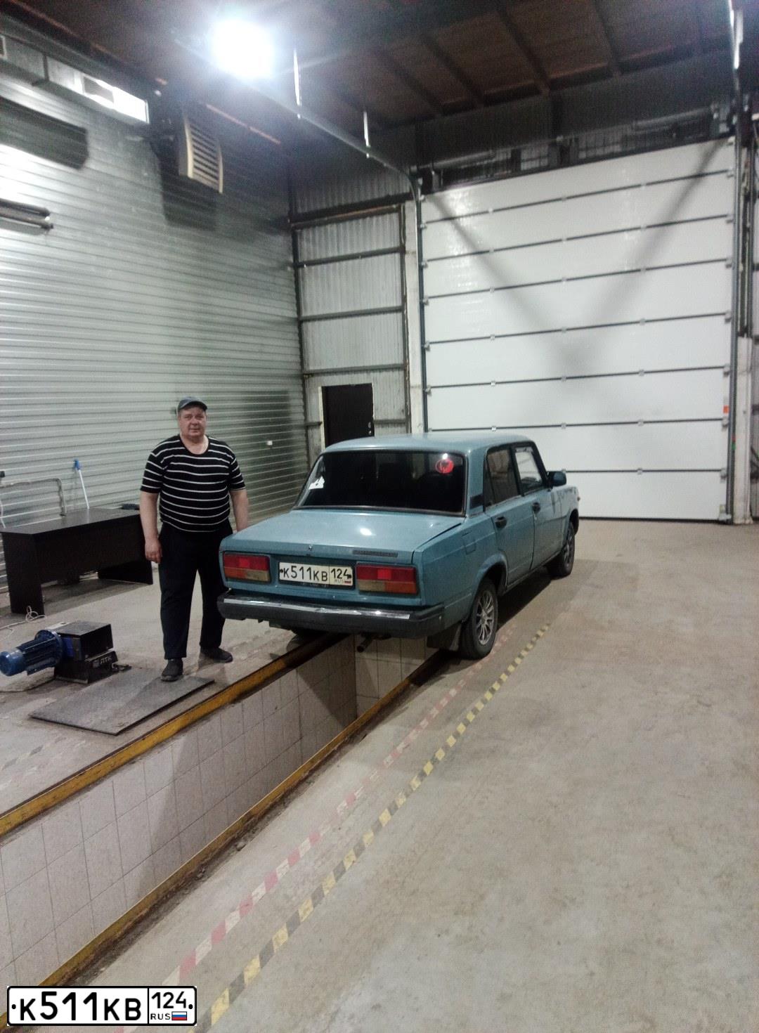 Фото автомобиля LADA 2107, 2004 — госномер К511КВ124. Цвет: СЕРЫЙ