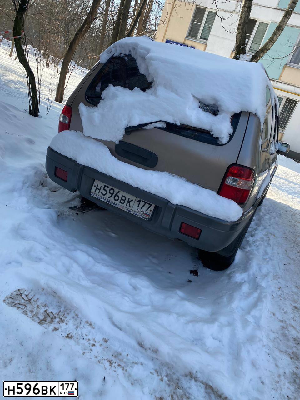 Фото автомобиля KIA SPORTAGE, 2005 — госномер Н596ВК177. Цвет: КОРИЧНЕВЫЙ