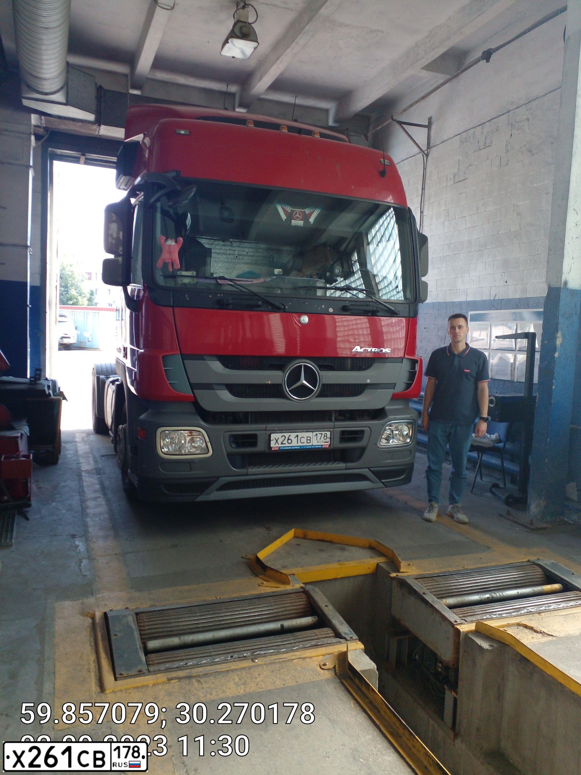 Фото автомобиля MERCEDES ACTROS, 2017 — госномер Х261СВ178. Цвет: Красный