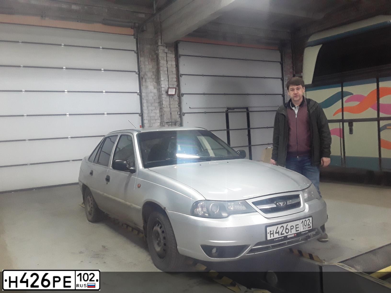 Фото автомобиля DAEWOO NEXIA, 2012 — госномер К948НА702. Цвет: СЕРЕБРИСТЫЙ