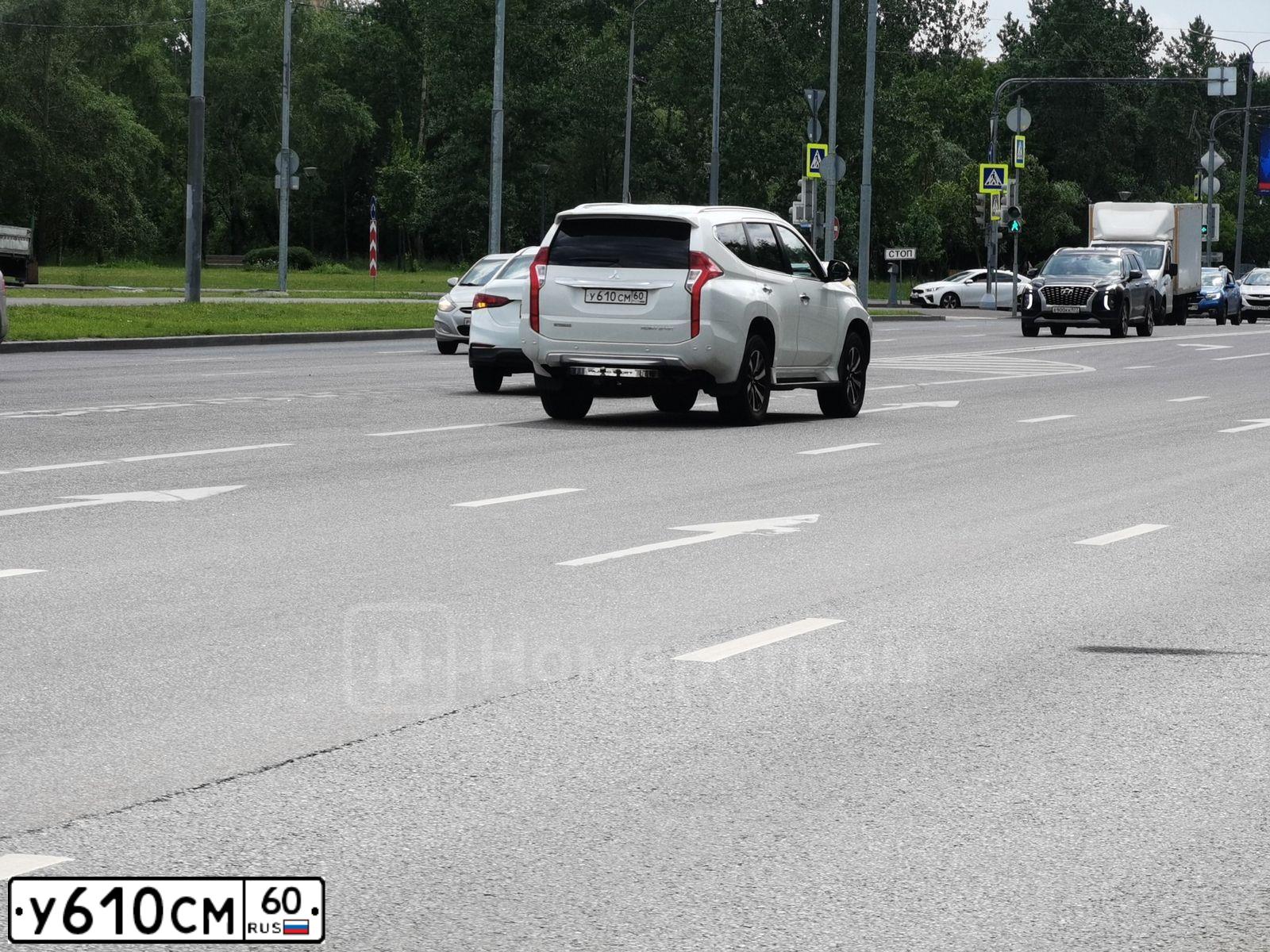 Фото автомобиля MITSUBISHI PAJERO SPORT, 2017 — госномер У610СМ60. Цвет: Белый