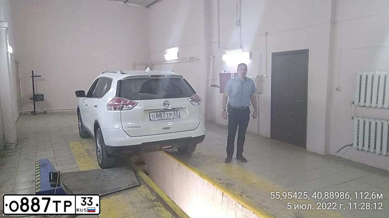 Фото автомобиля NISSAN X-TRAIL, 2017 — госномер Н042ВН702. Цвет: Белый