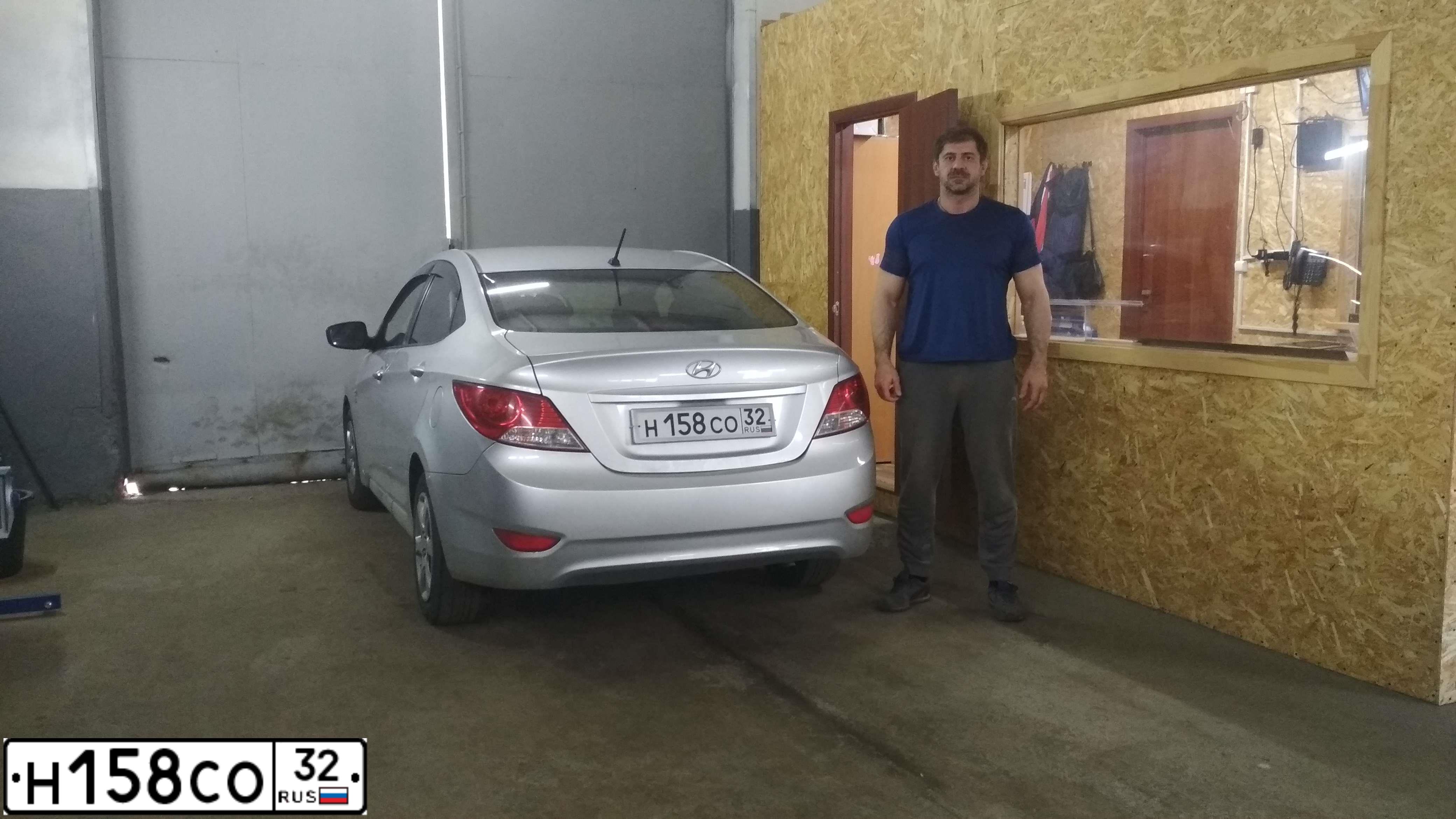 Фото автомобиля HYUNDAI SOLARIS, 2013 — госномер Н861ОУ32. Цвет: ЧЕРНЫЙ