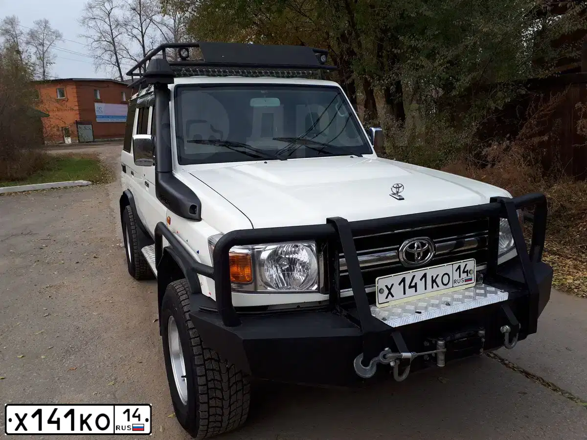 Фото автомобиля TOYOTA LANDCRUISER, 2012 — госномер У880МА797. Цвет: Белый