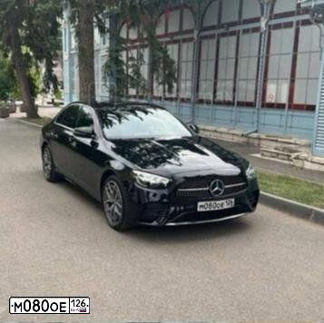 Фото автомобиля MERCEDES-BENZ E-CLASS, 2021 — госномер М080ОЕ126. Цвет: ЧЕРНЫЙ