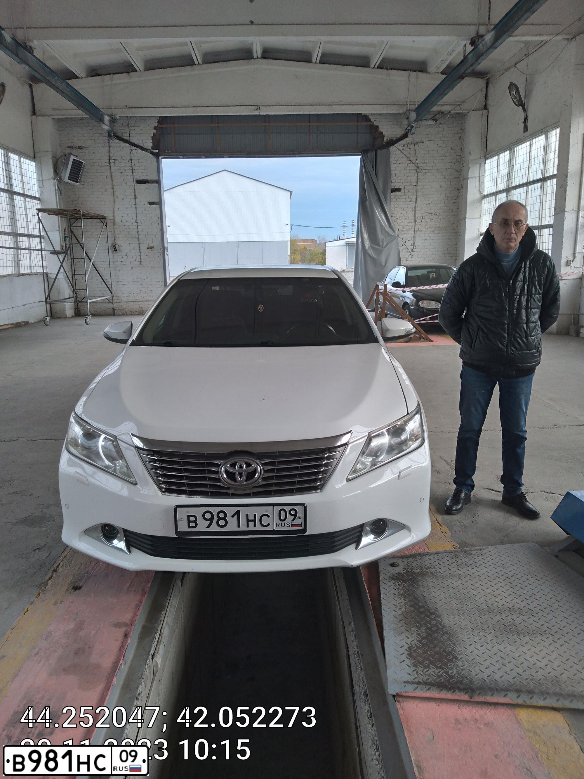 Фото автомобиля TOYOTA CAMRY, 2012 — госномер А909РХ09. Цвет: Белый