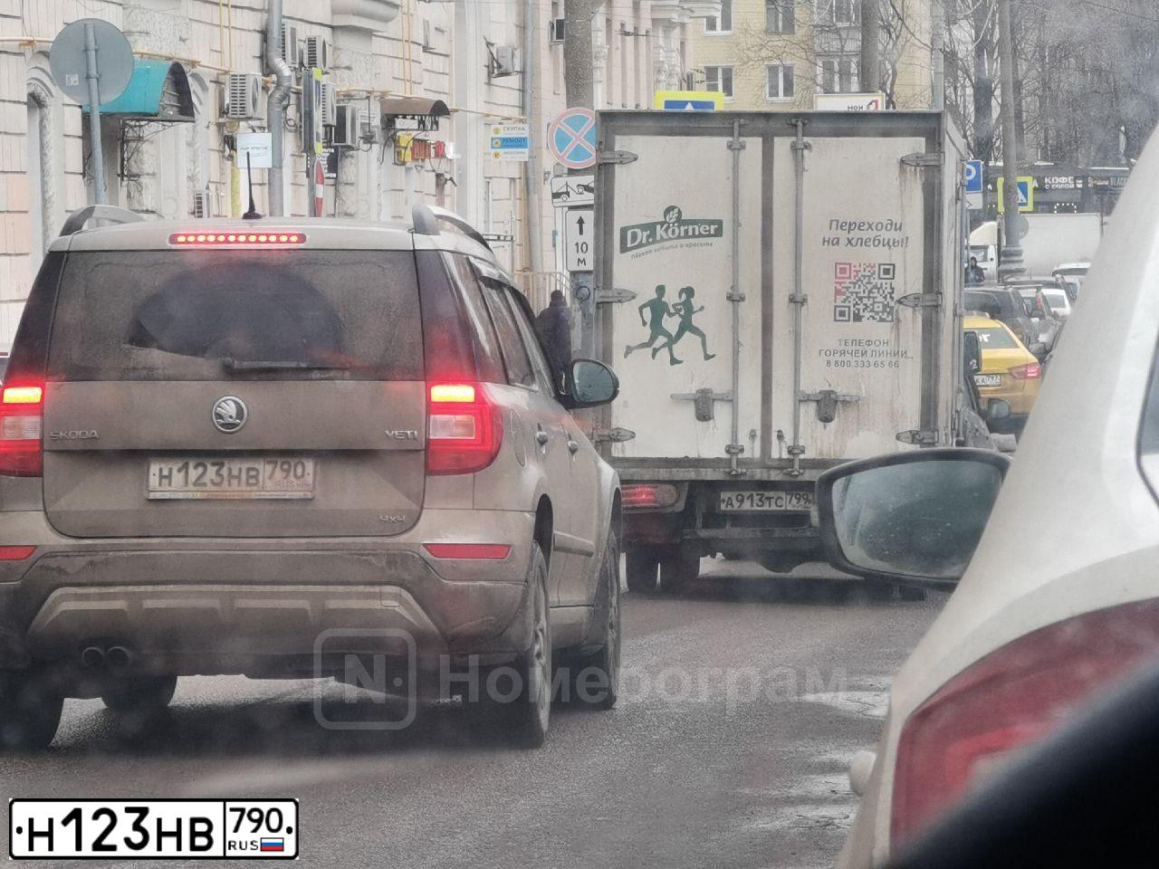 Фото автомобиля SKODA YETI, 2017 — госномер О712АУ799. Цвет: БЕЖЕВЫЙ