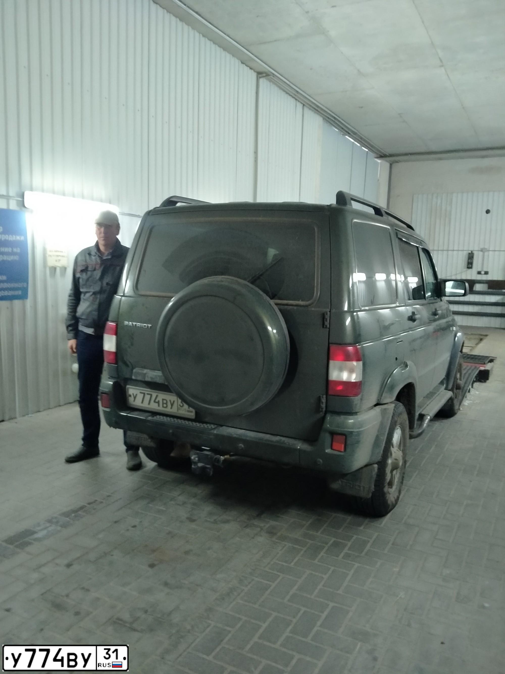 Фото автомобиля UAZ 3163 PATRIOT, 2011 — госномер У774ВУ31. Цвет: Золотой лист металлик