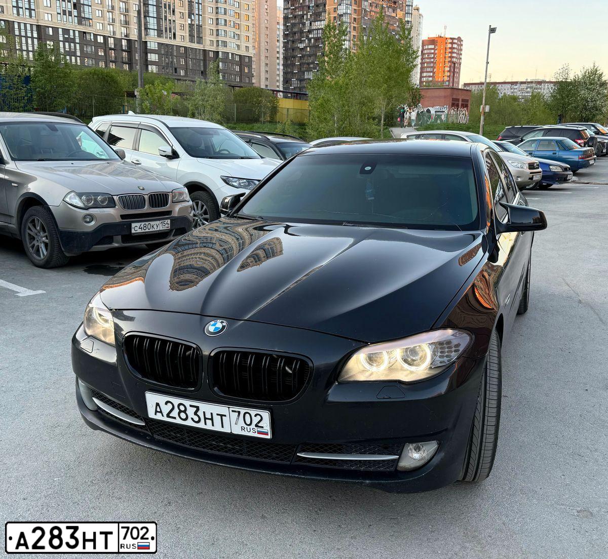 Фото автомобиля BMW SERIE 5, 2012 — госномер Е001РМ02. Цвет: ЧЕРНЫЙ