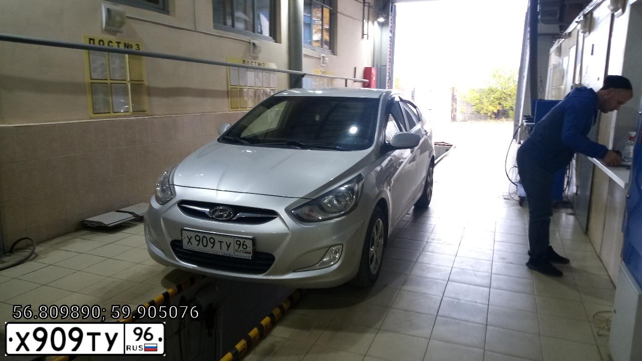 Фото автомобиля HYUNDAI SOLARIS, 2013 — госномер Х909ТУ96. Цвет: Серебристый
