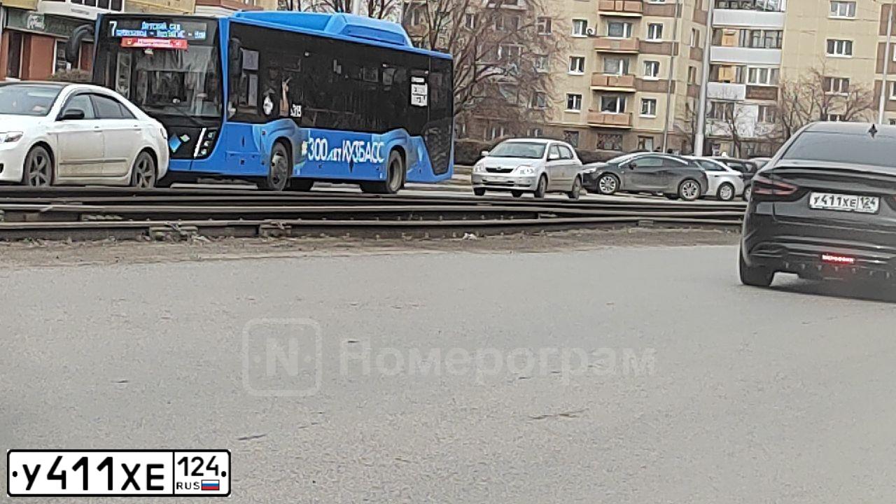 Фото автомобиля VAZ LADA VESTA GFL110, 2023 — госномер У411ХЕ124. Цвет: ЧЕРНЫЙ