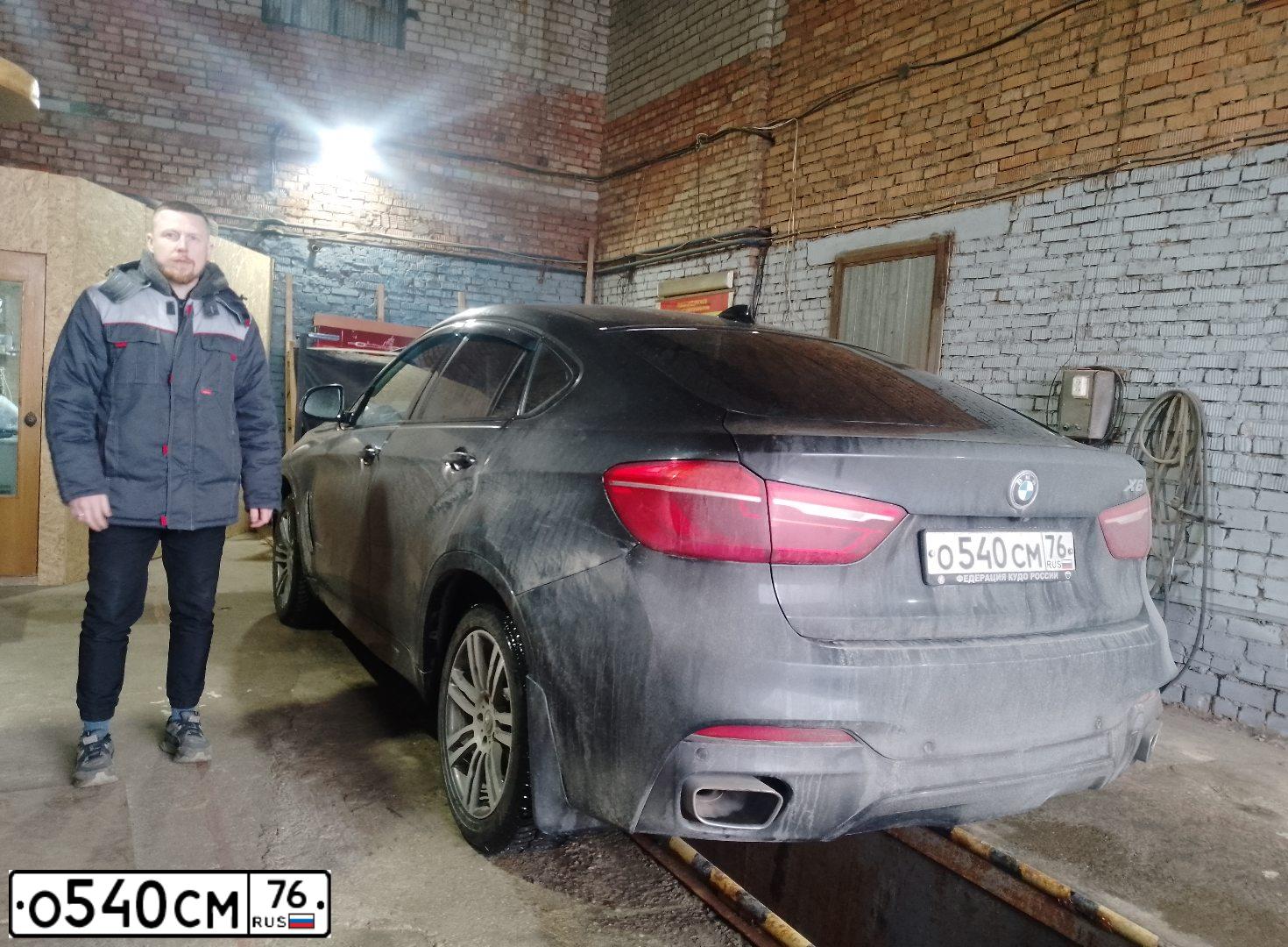 Фото автомобиля BMW X6, 2019 — госномер О572ВС76. Цвет: ЧЕРНЫЙ