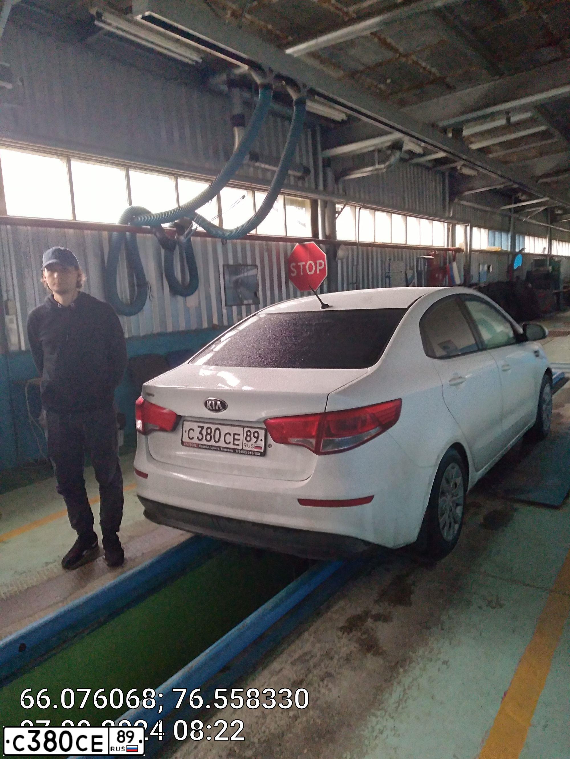 Фото автомобиля KIA RIO, 2016 — госномер С380СЕ89. Цвет: Белый