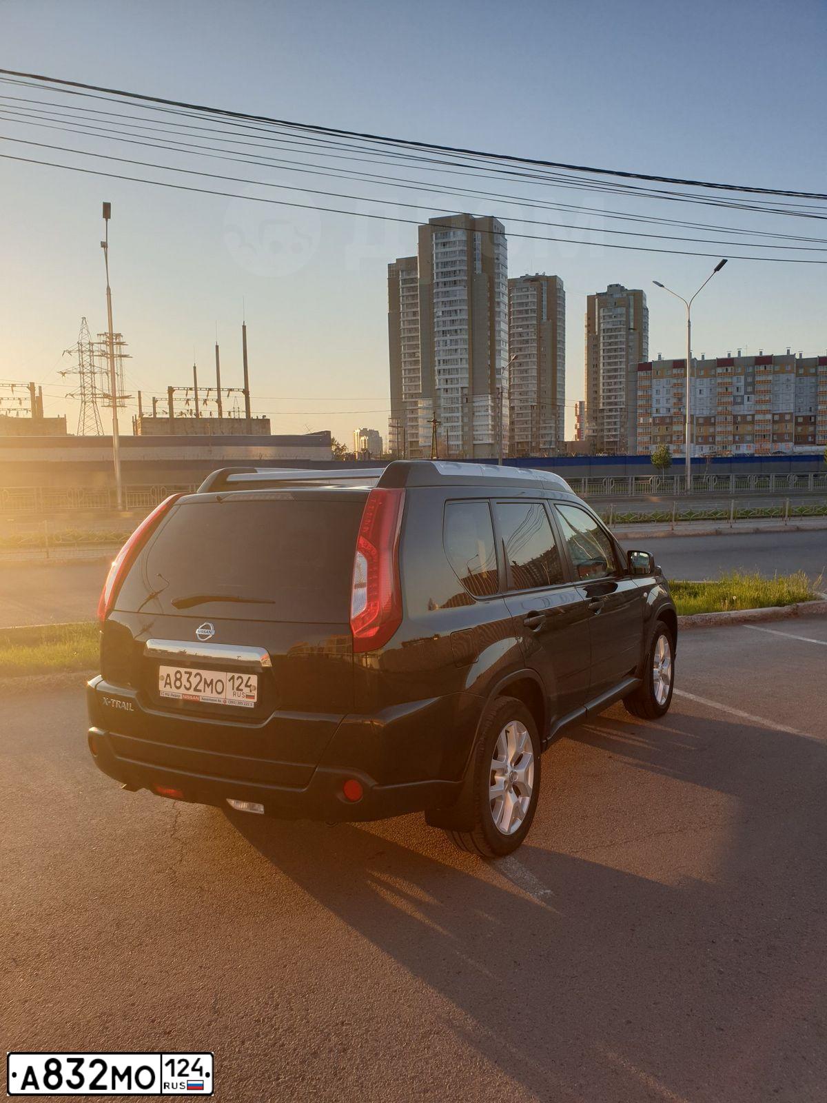 Фото автомобиля NISSAN X-TRAIL, 2013 — госномер Е689АР777. Цвет: СЕРЫЙ