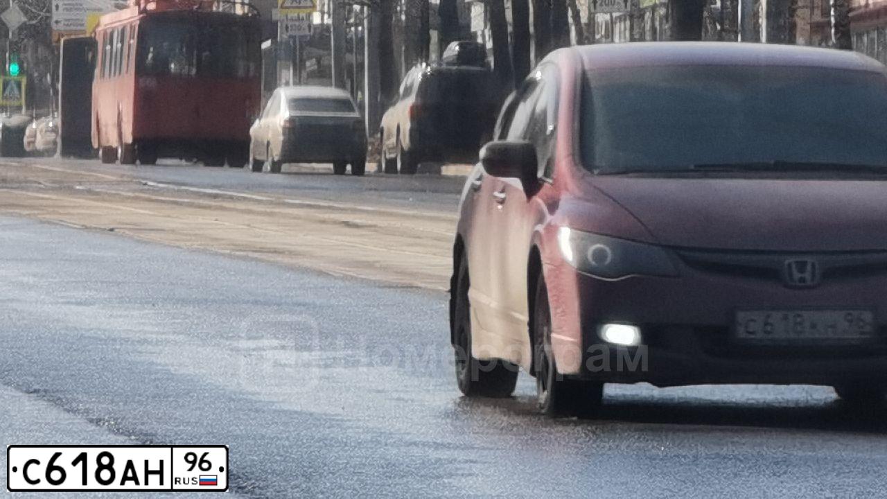 Фото автомобиля HYUNDAI SOLARIS, 2011 — госномер Е905ТЕ196. Цвет: ЧЕРНО-СЕРЫЙ