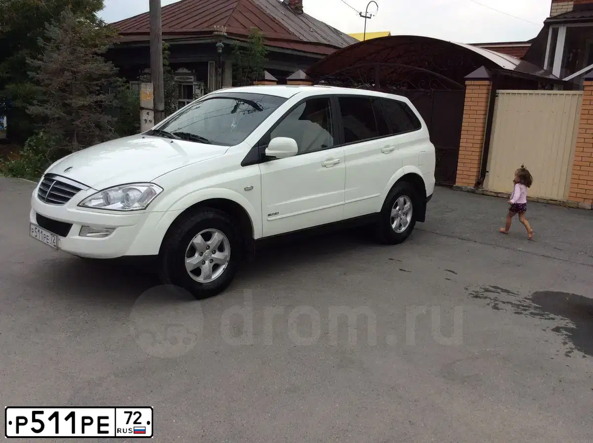 Фото автомобиля SSANGYONG KYRON, 2014 — госномер Р110КС142. Цвет: Белый