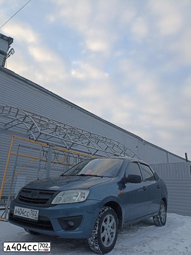 Фото автомобиля LADA 2190 GRANTA, 2014 — госномер А404СС702. Цвет: СЕРО-СИНИЙ