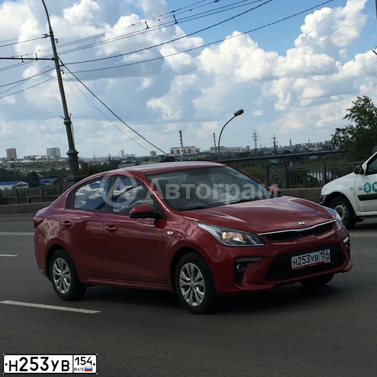 Фото автомобиля KIA RIO, 2019 — госномер Н253УВ154. Цвет: КРАСНЫЙ