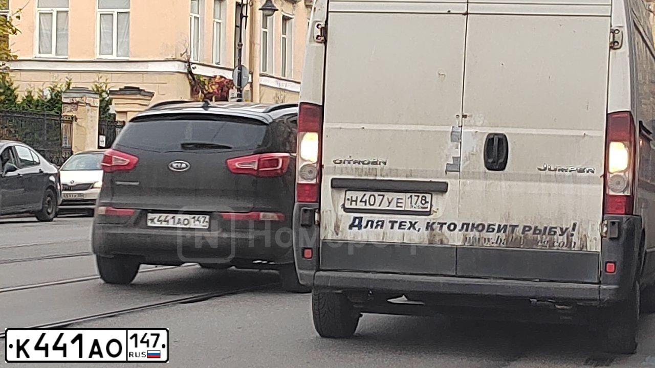 Фото автомобиля KIA SPORTAGE, 2010 — госномер Е008ВЕ178. Цвет: ЧЕРНЫЙ ПЕРЛАМУТР