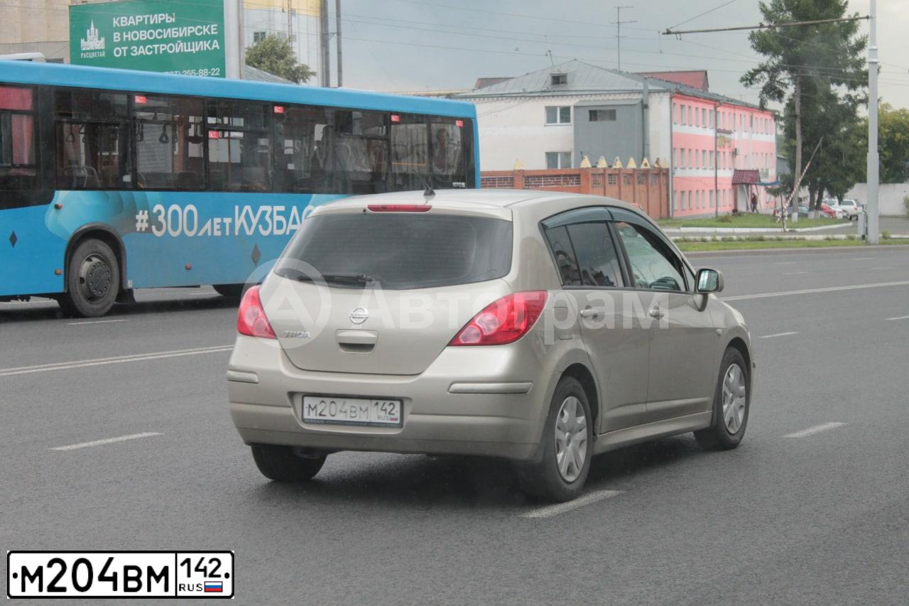 Фото автомобиля NISSAN TIIDA, 2013 — госномер М204ВМ142. Цвет: СВЕТЛО-КОРИЧНЕВЫЙ
