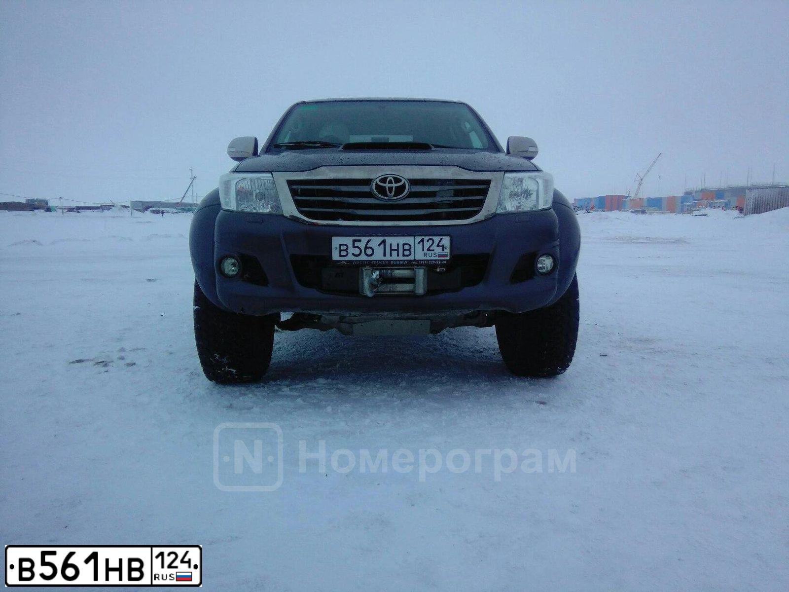 Фото автомобиля TOYOTA HILUX, 2015 — госномер В561НВ124. Цвет: СЕРЫЙ