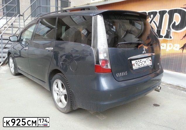 Фото автомобиля MITSUBISHI GRANDIS, 2006 — госномер К925СМ174. Цвет: ТЕМНО-СЕРЫЙ