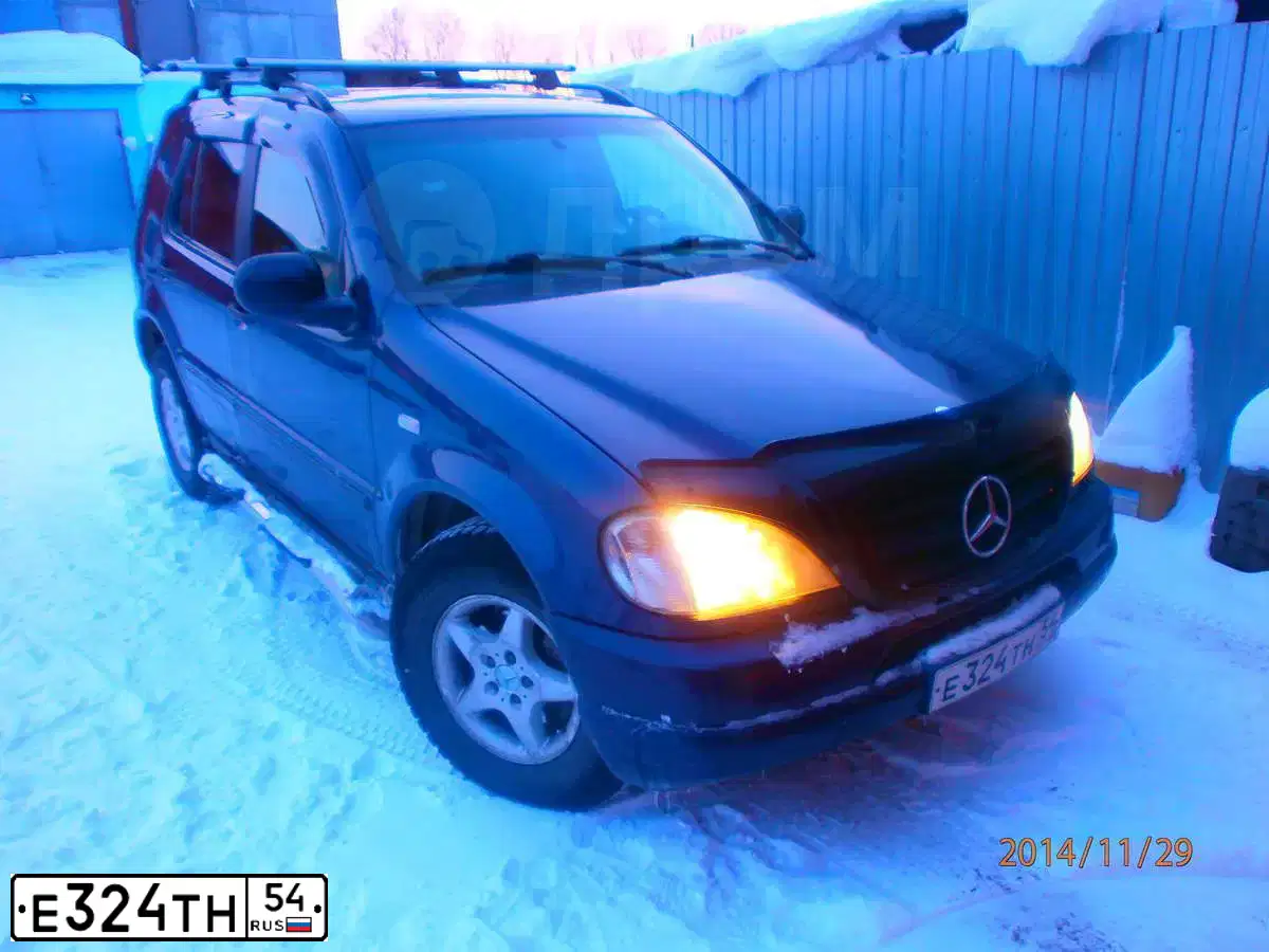 Фото автомобиля MERCEDES-BENZ ML320, 1998 — госномер Р973КА154. Цвет: синий