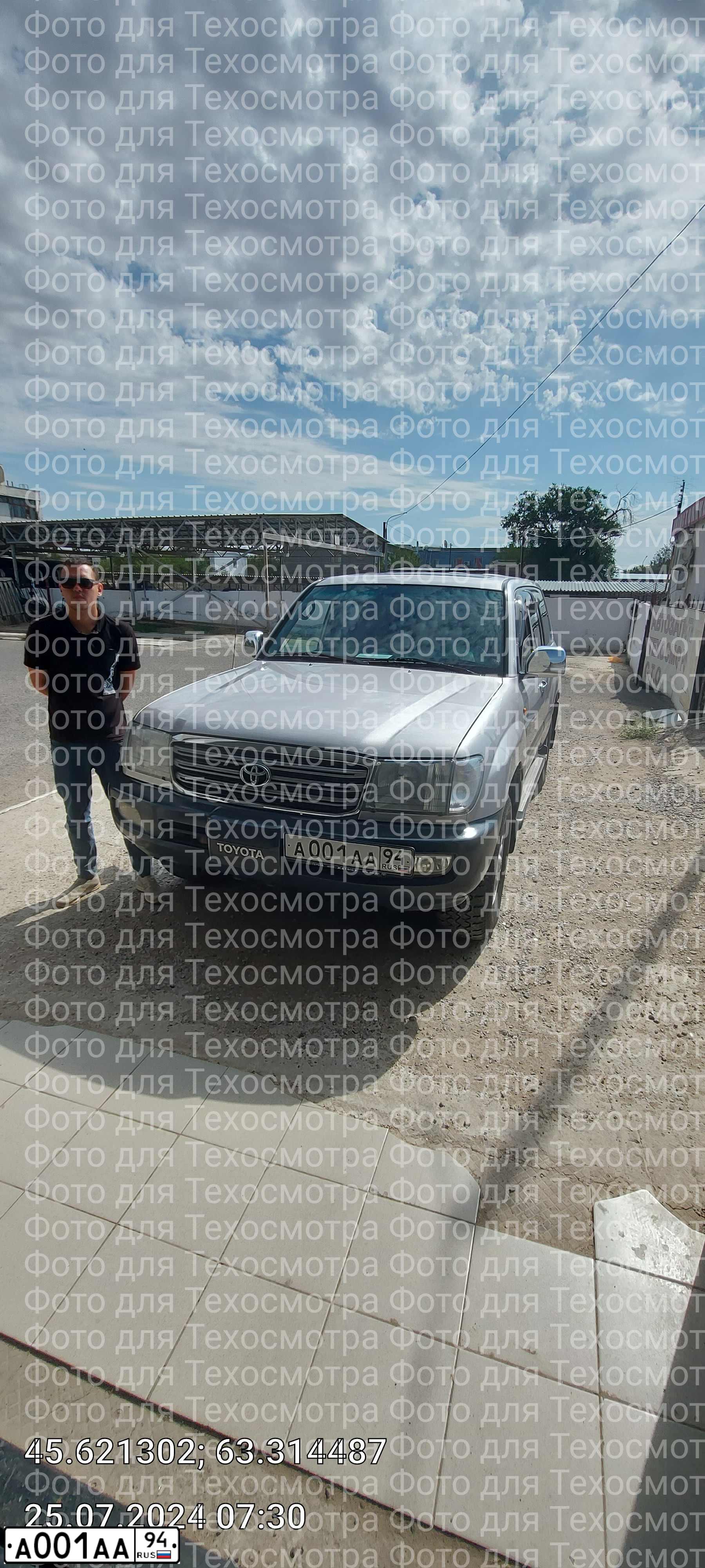 Фото автомобиля TOYOTA LANDCRUISER, 2012 — госномер М226НО790. Цвет: Белый