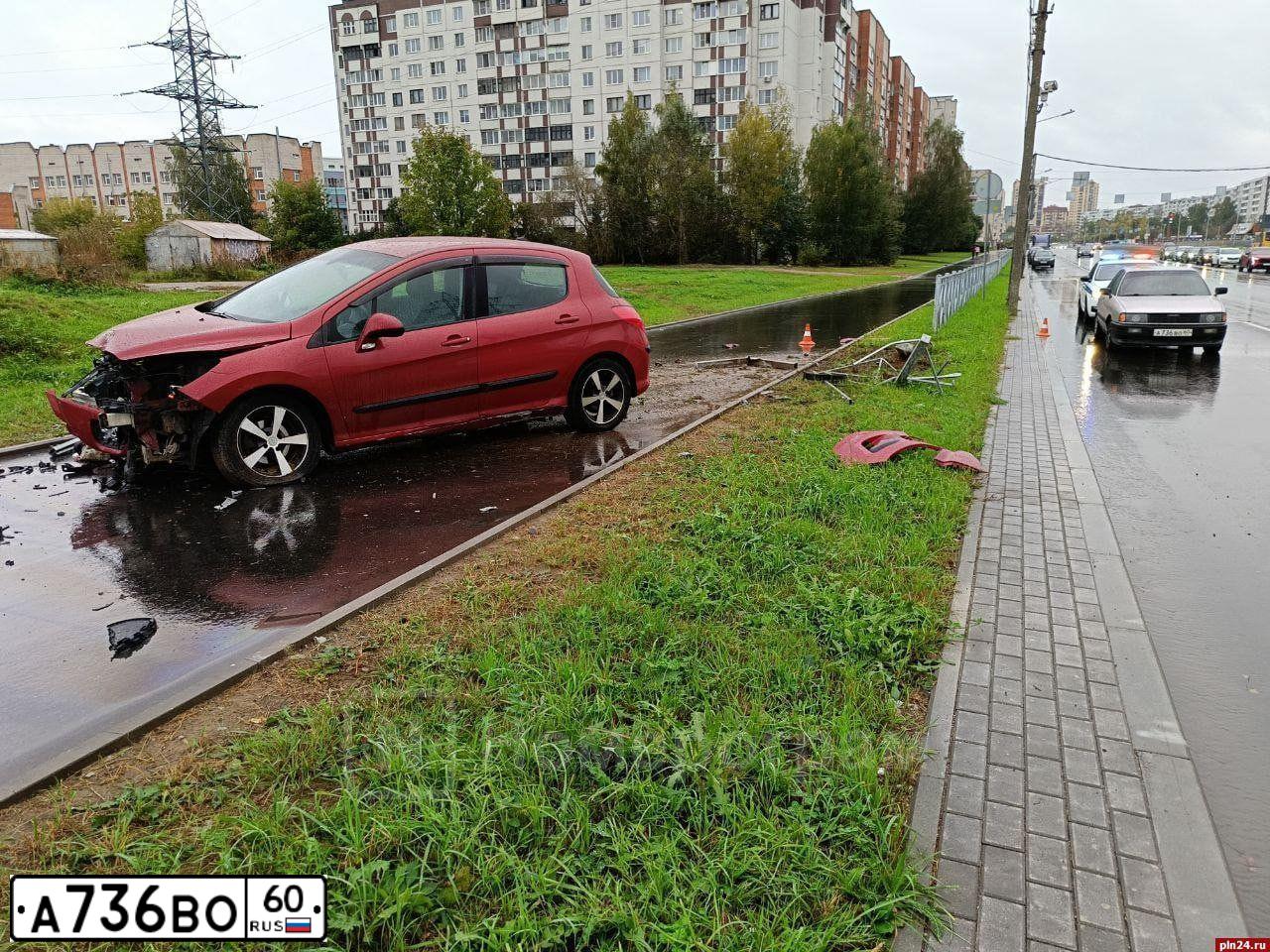 Фото автомобиля AUDI 80, 1986 — госномер А736ВО60. Цвет: ФИОЛЕТОВЫЙ