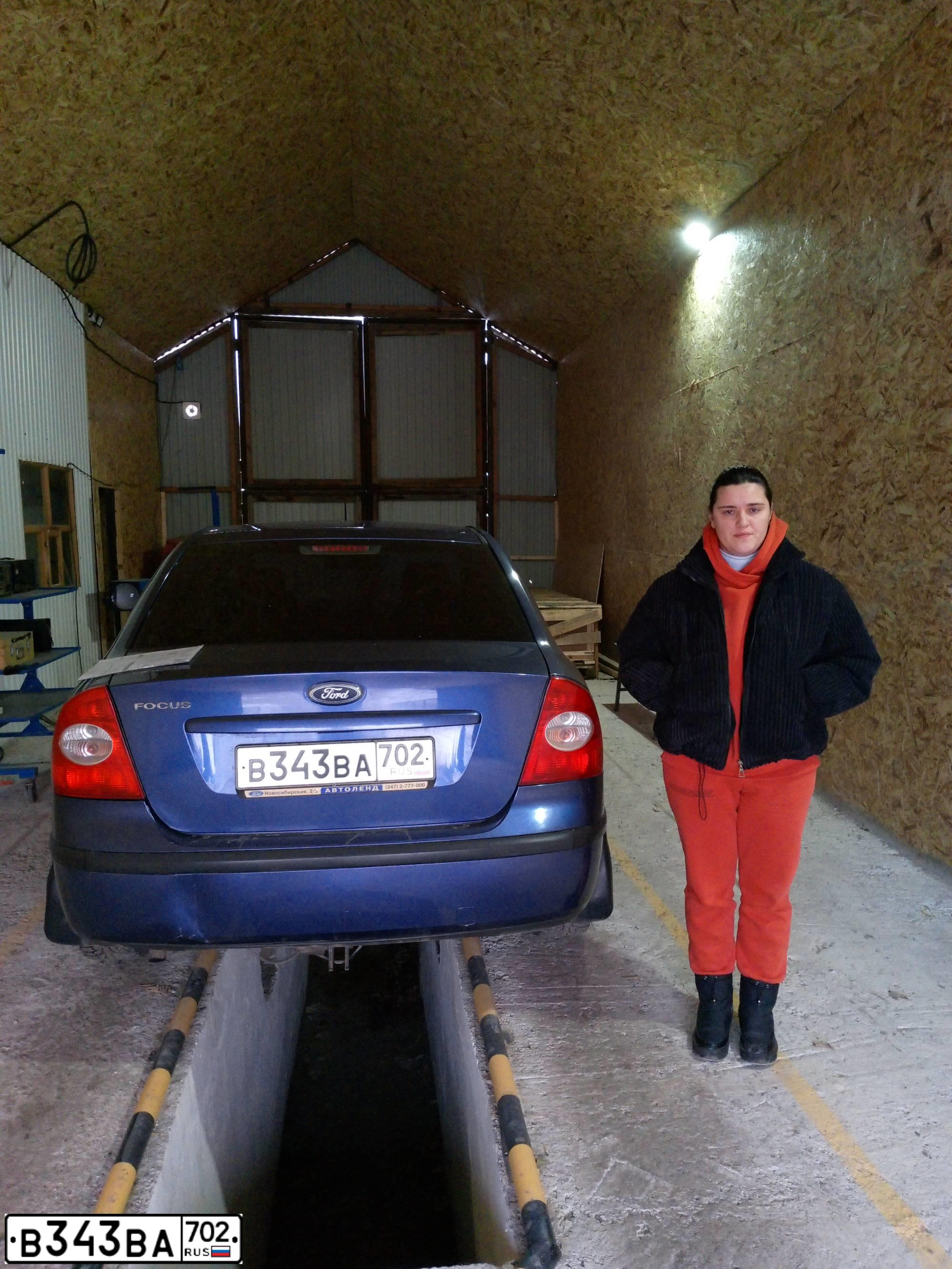 Фото автомобиля FORD FOCUS, 2005 — госномер М498ОЕ702. Цвет: синий