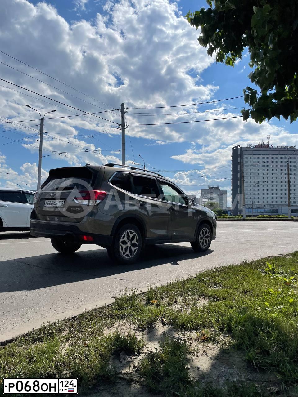 Фото автомобиля SUBARU FORESTER, 2019 — госномер Р068ОН124. Цвет: СЕРО-БЕЖЕВЫЙ