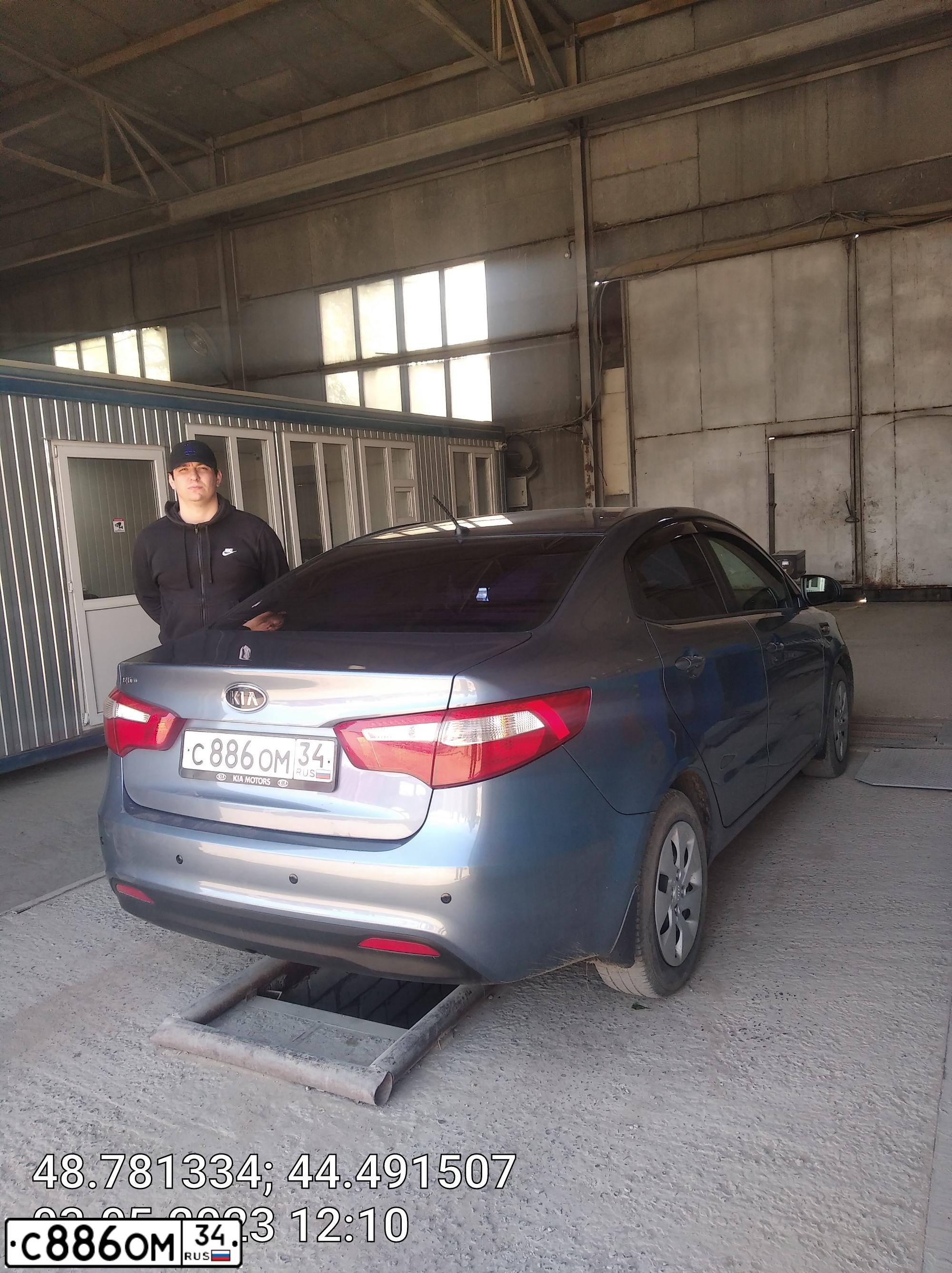 Фото автомобиля KIA RIO, 2012 — госномер С886ОМ34. Цвет: голубой