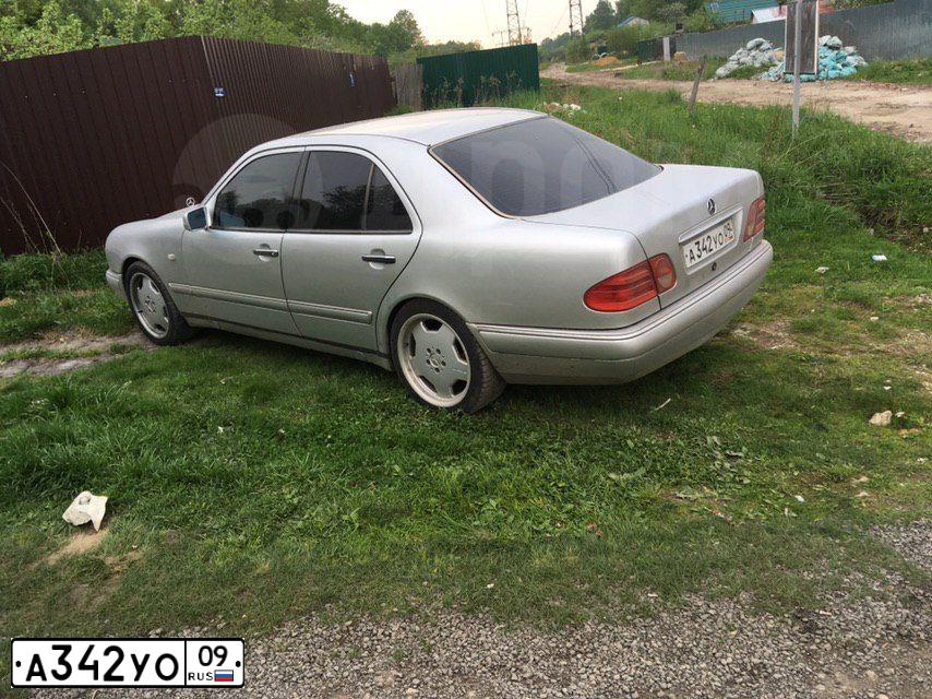 Фото автомобиля MERCEDES E-KLASSE, 1998 — госномер А342УО09. Цвет: серебристый