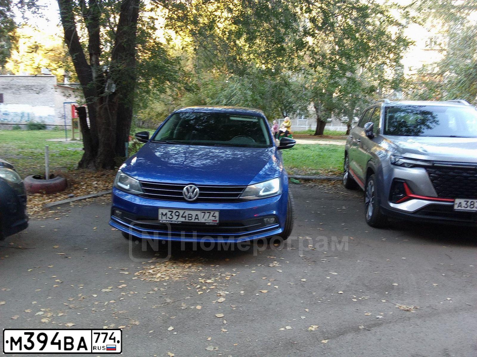 Фото автомобиля VOLKSWAGEN JETTA, 2018 — госномер М394ВА774. Цвет: ЯРКО-СИНИЙ