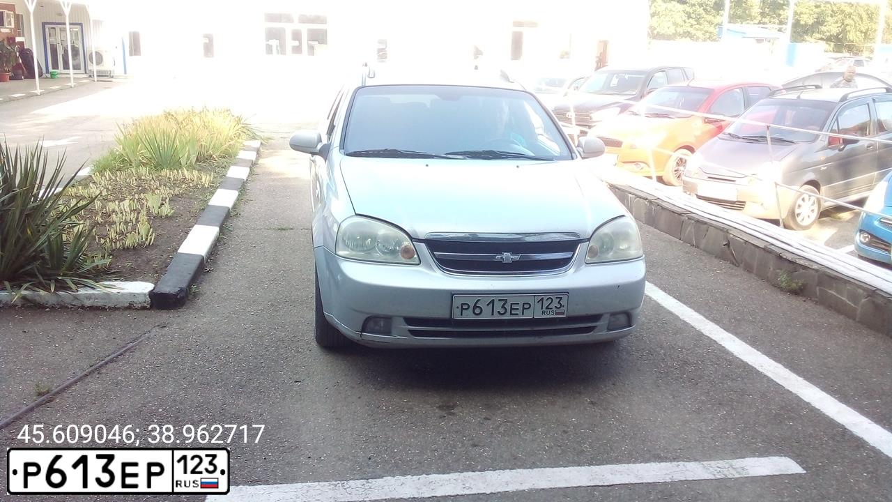 Фото автомобиля CHEVROLET LACETTI, 2006 — госномер Р613ЕР123. Цвет: СЕРЕБРИСТЫЙ