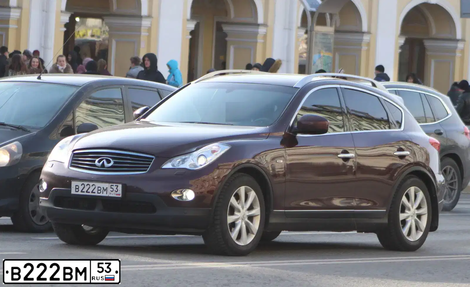 Фото автомобиля INFINITI QX50 /EX/, 2013 — госномер К681НТ198. Цвет: ТЕМНО-БОРДОВЫЙ