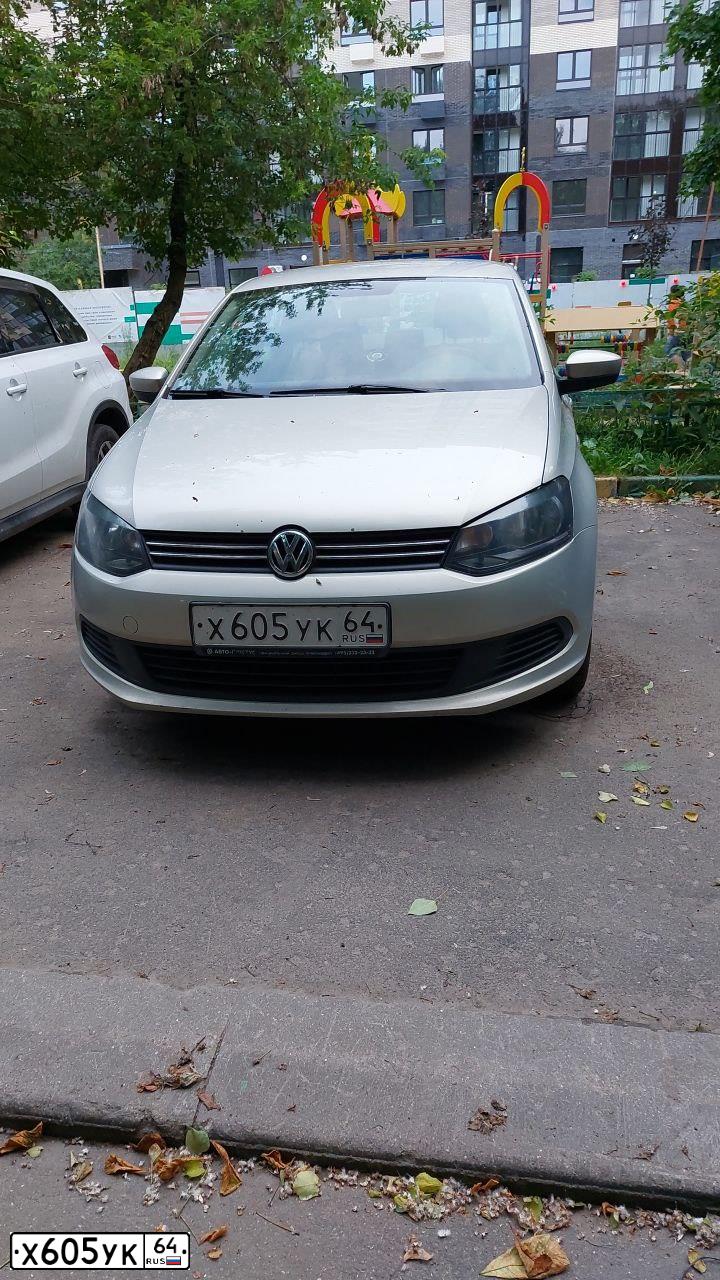 Фото автомобиля VOLKSWAGEN POLO, 2012 — госномер К812ТК35. Цвет: СЕРЕБРИСТО - ЖЕЛТЫЙ