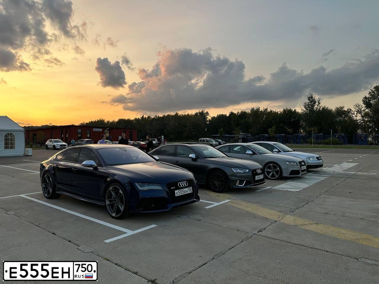 Фото автомобиля AUDI RS7, 2014 — госномер Е555ЕН750. Цвет: СИНИЙ ТЕМНЫЙ