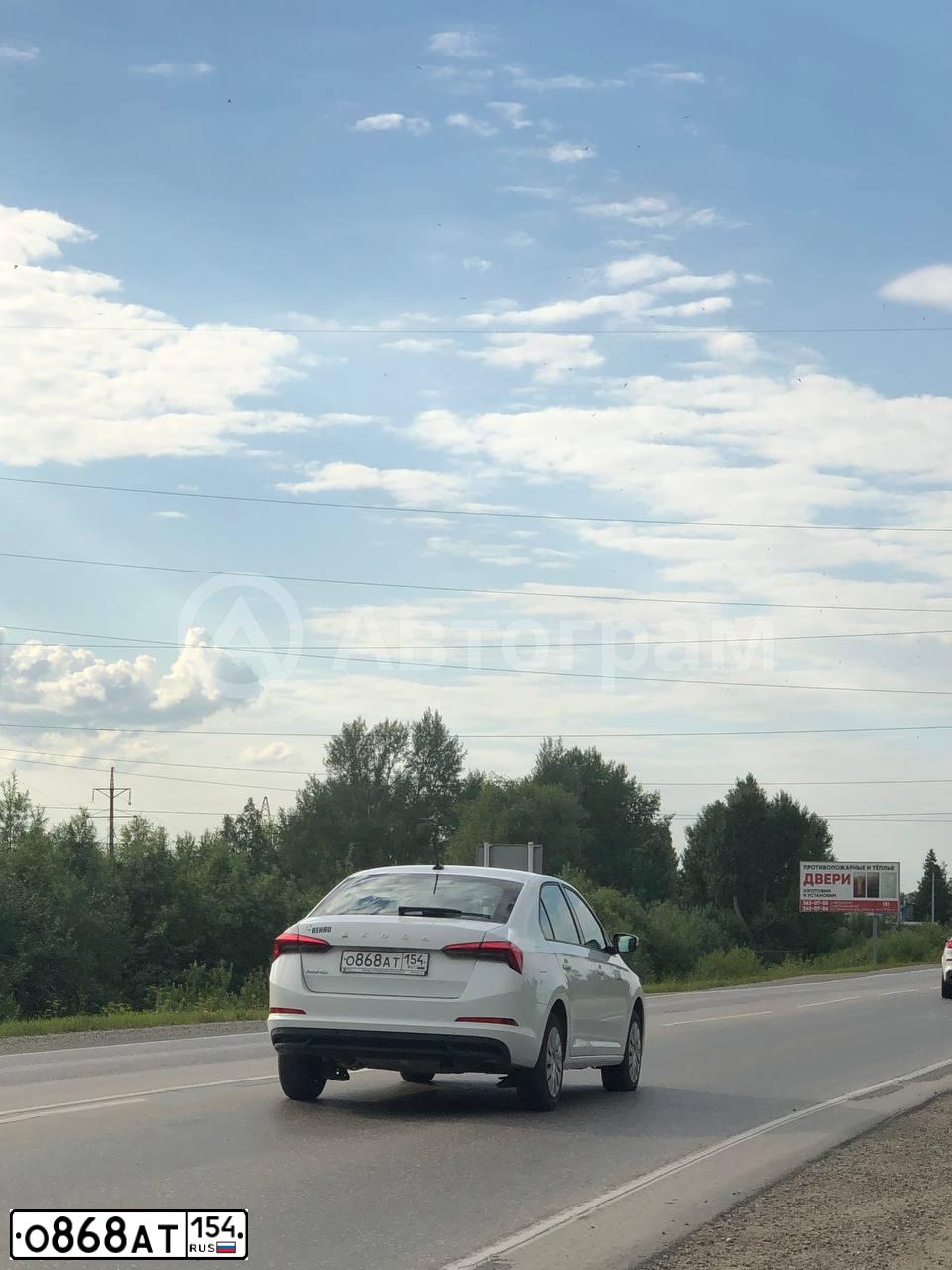 Фото автомобиля SKODA RAPID, 2020 — госномер О868АТ154. Цвет: Белый