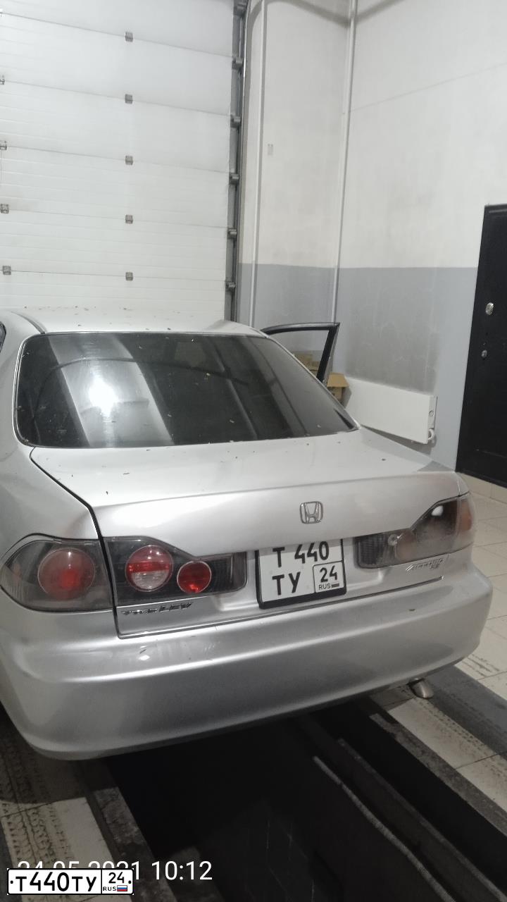 Фото автомобиля HONDA ACCORD, 2000 — госномер Т440ТУ24. Цвет: СЕРЫЙ