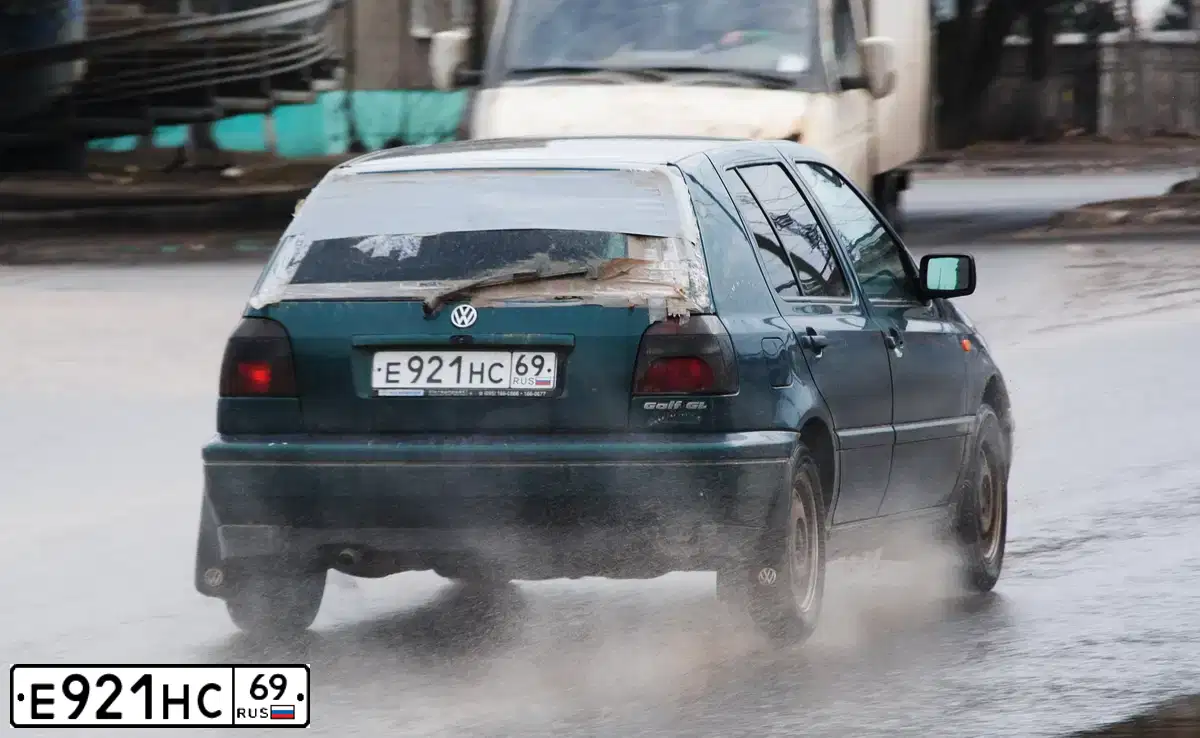 Фото автомобиля VOLKSWAGEN GOLF, 1996 — госномер Е921НС69. Цвет: ЗЕЛЕНЫЙ