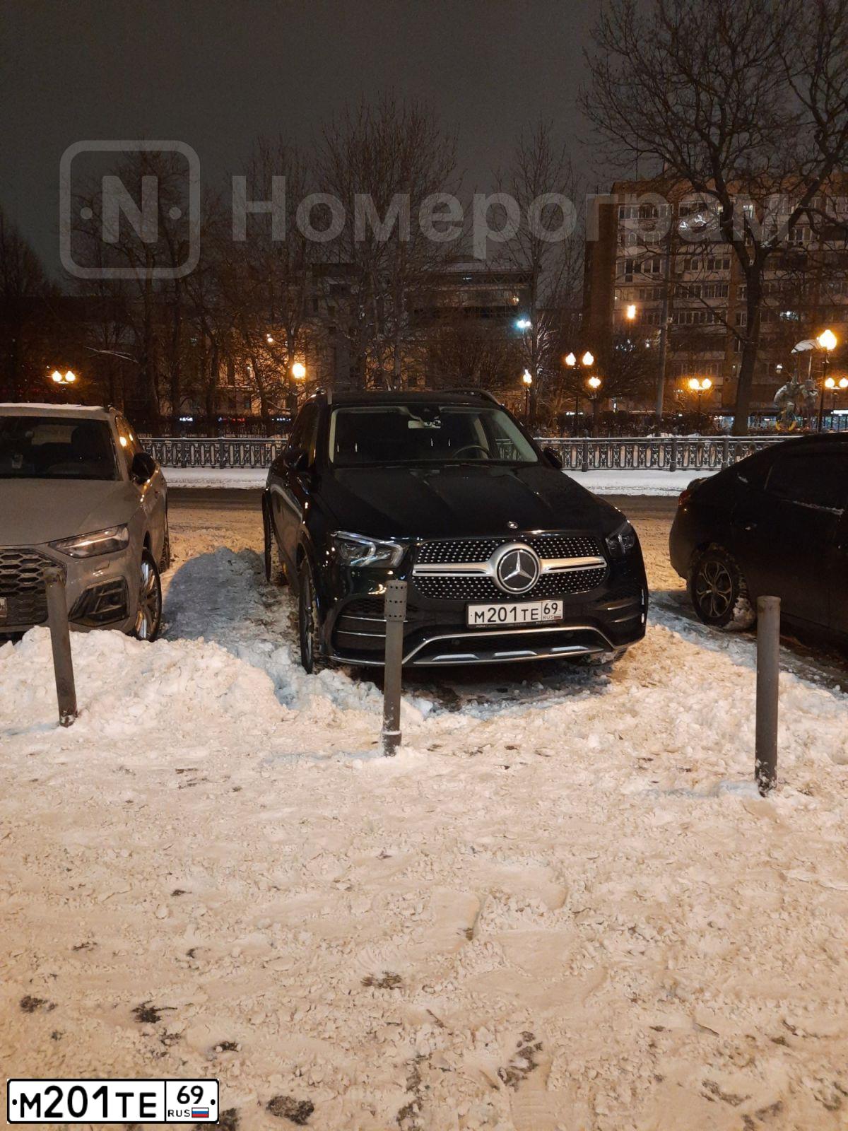 Фото автомобиля MERCEDES GLE-KLASSE, 2019 — госномер К679СК799. Цвет: ТЕМНО- ЗЕЛЕНЫЙ