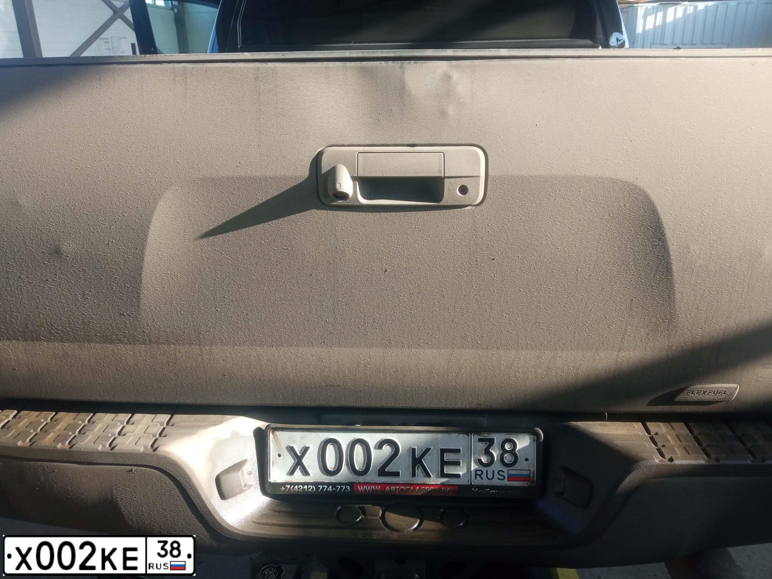 Фото автомобиля TOYOTA TUNDRA, 2012 — госномер Х002КЕ38. Цвет: ЧЕРНЫЙ