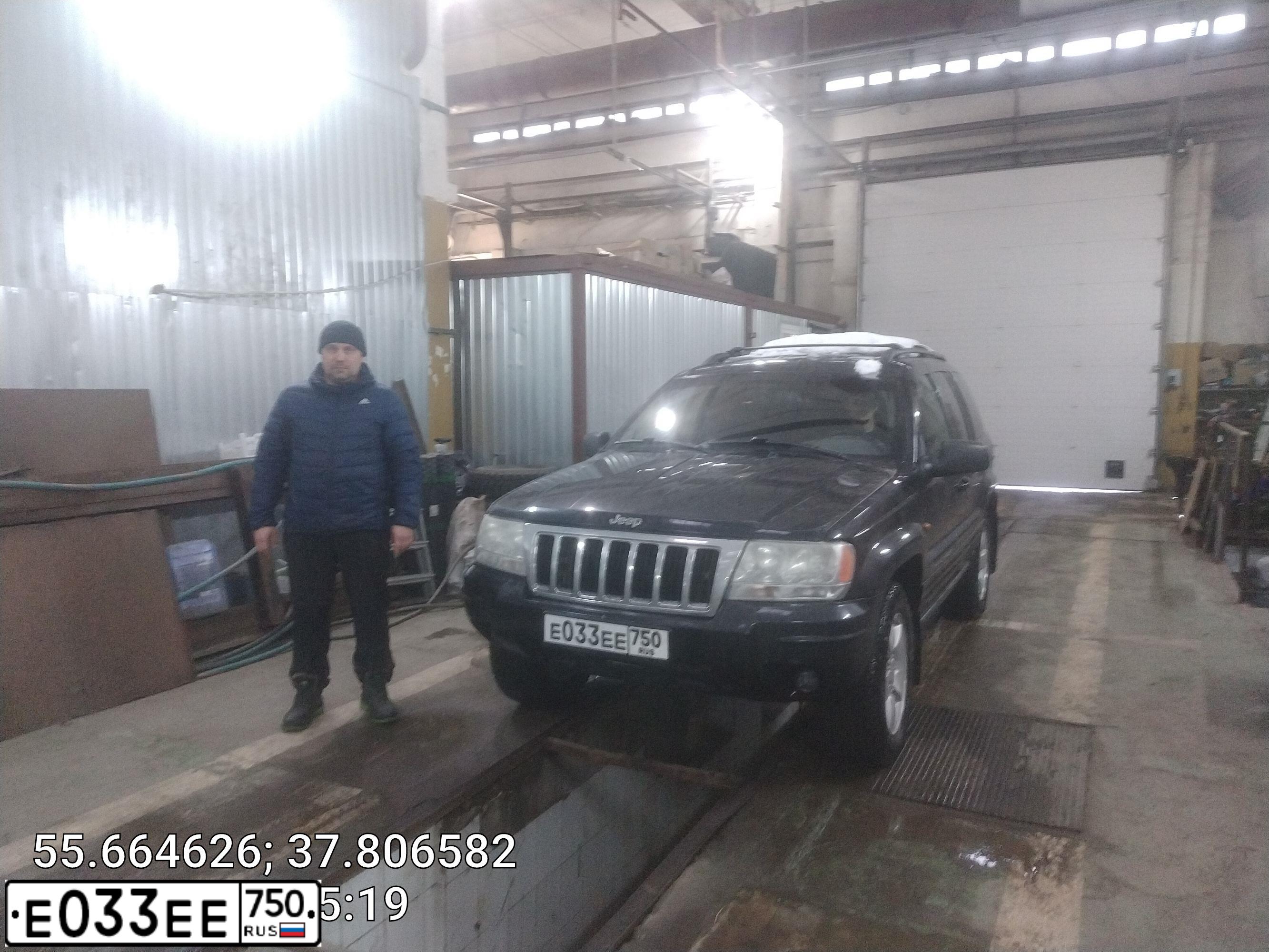 Фото автомобиля JEEP GRAND CHEROKEE, 1999 — госномер Е033ЕЕ750. Цвет: ЗОЛОТИСТЫЙ