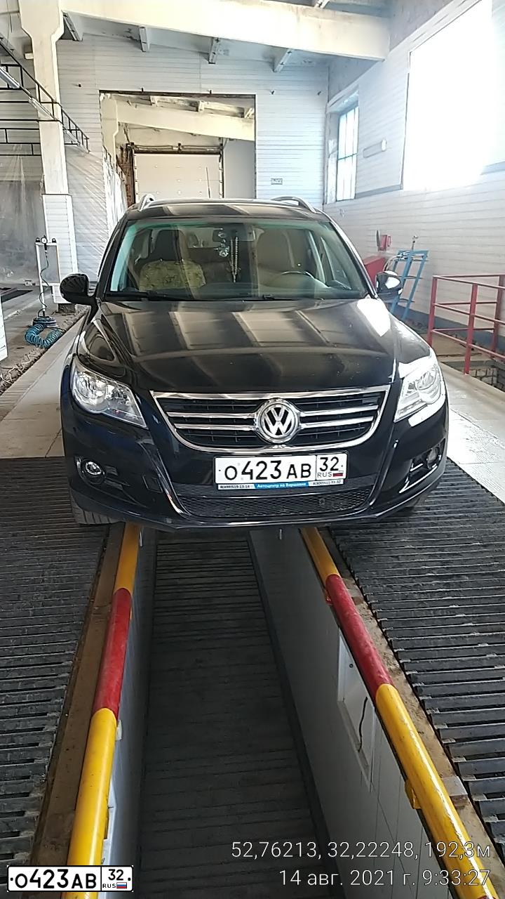Фото автомобиля VOLKSWAGEN TIGUAN, 2010 — госномер О423АВ32. Цвет: ЧЕРНЫЙ