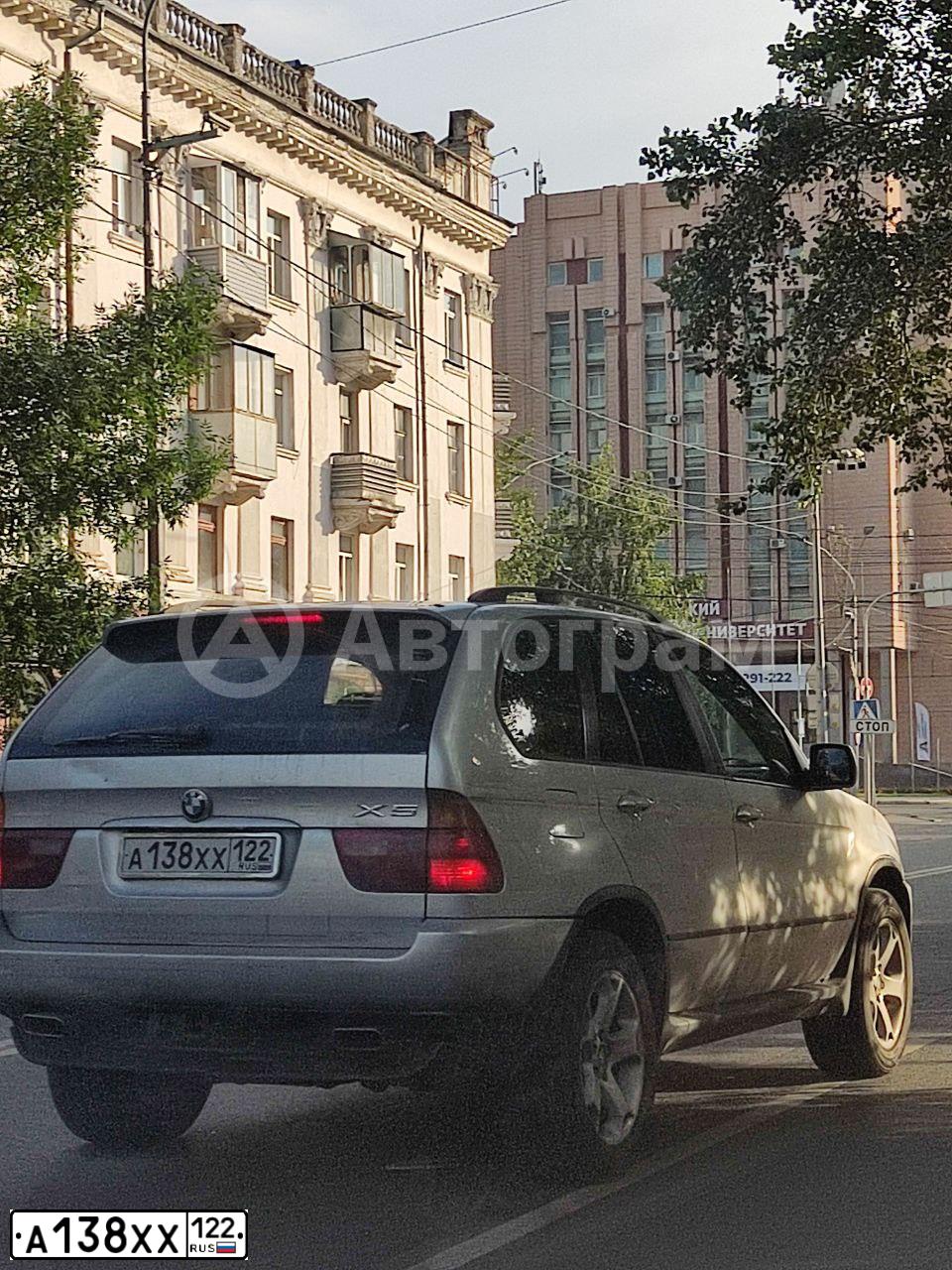 Фото автомобиля BMW X5, 2003 — госномер К010РУ23. Цвет: Серебристый